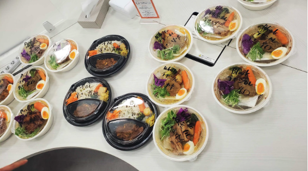 ELVISのRed・Black・Whiteカレー