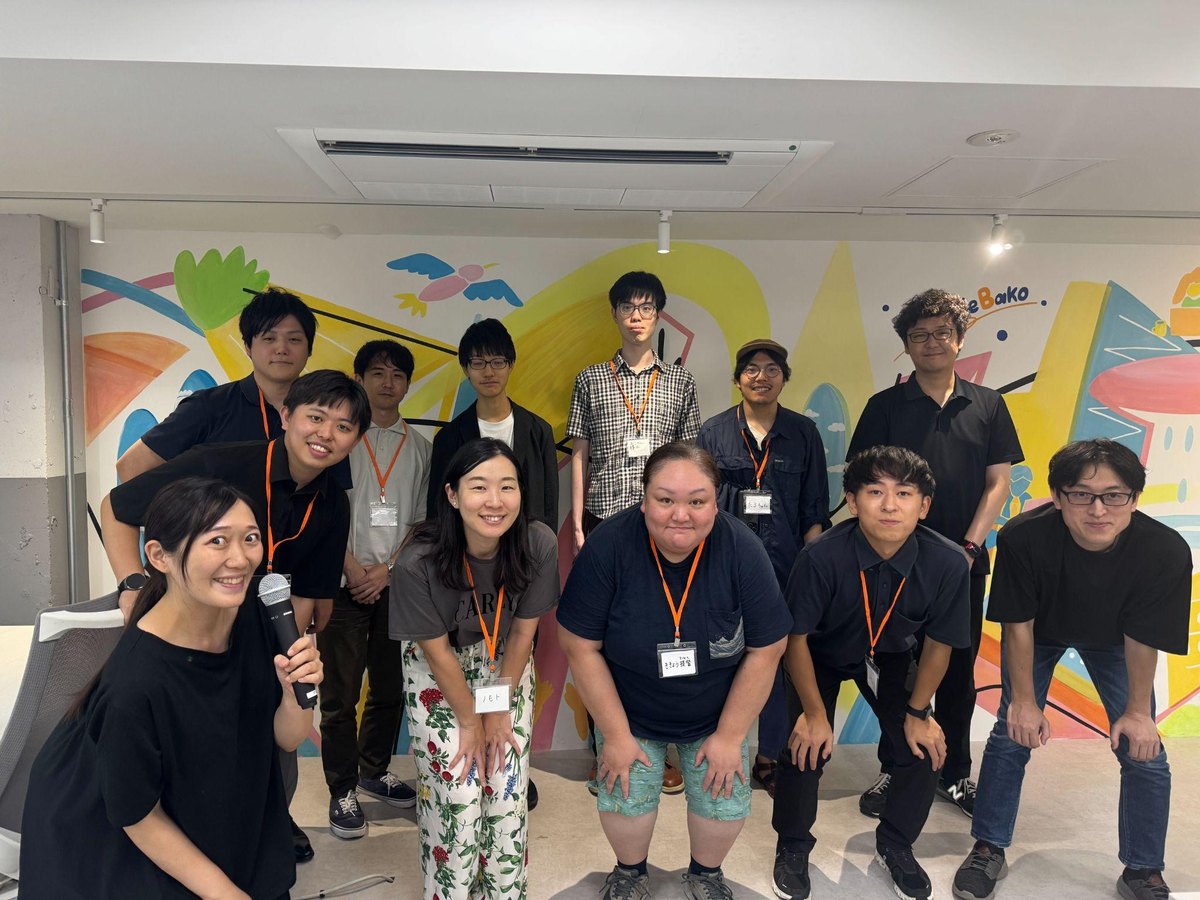 KanadeBakoの壁面の前に並んだ参加者の集合写真